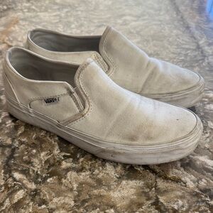 Vans Women's Cream Slip-On Sneakers / Q7